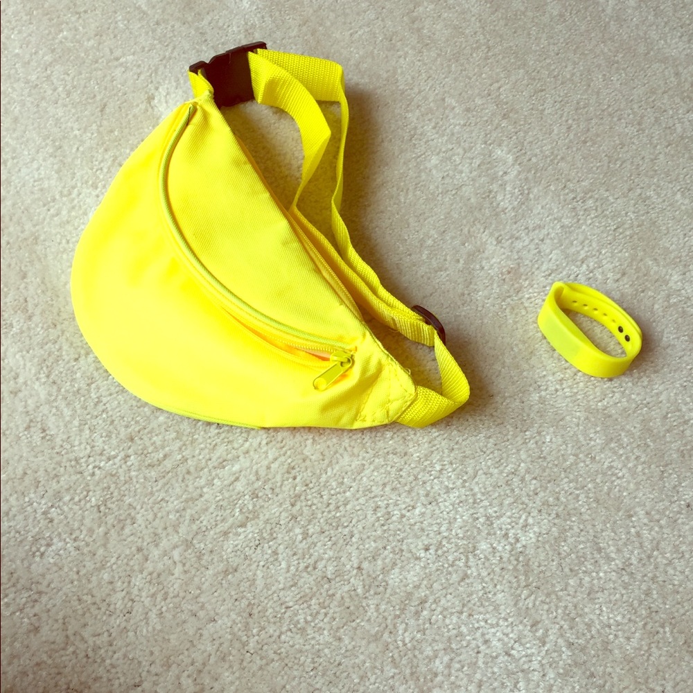 Yellow fanny with fit watch